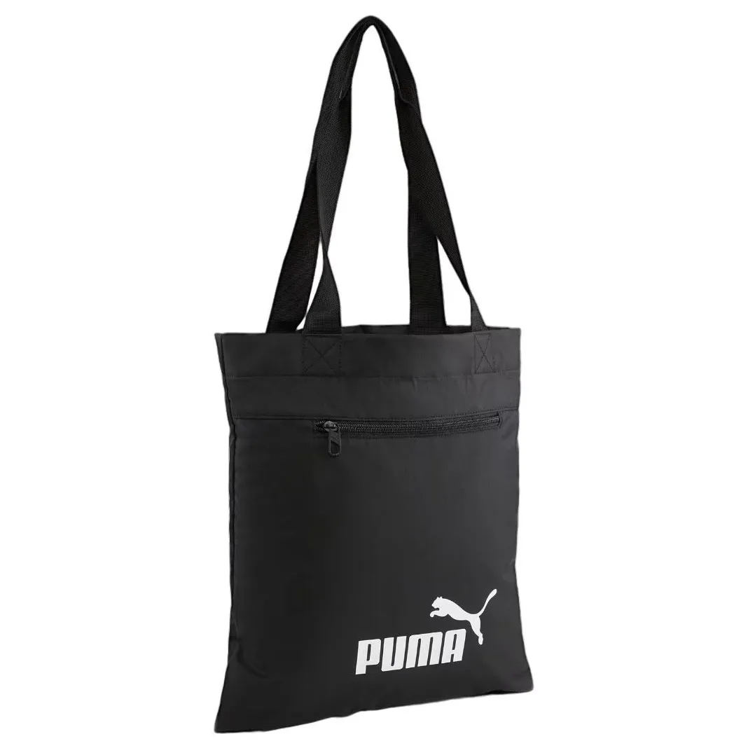 Bolsa esportiva preta Puma modelo Phase Packable com alças longas e bolso frontal com zíper